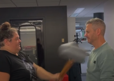 Christine Morency cogne Pierre Hébert au visage, observez la séquence au ralenti 3 Christine Morency cogne Pierre Hébert au visage, observez la séquence au ralenti Screenshot 2024 10 30 10.11.12 Christine Morency cogne Pierre Hébert au visage, observez la séquence au ralenti