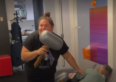 Christine Morency cogne Pierre Hébert au visage, observez la séquence au ralenti 5 Christine Morency cogne Pierre Hébert au visage, observez la séquence au ralenti Screenshot 2024 10 30 10.11.41 Christine Morency cogne Pierre Hébert au visage, observez la séquence au ralenti