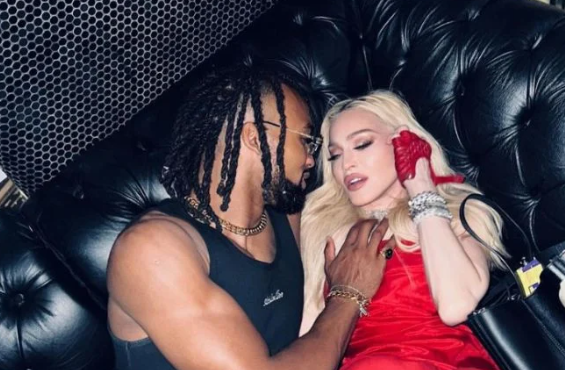 Screenshot 2024 10 31 10.17.41 Madonna semble méconnaissable et le visage gonflé en public à 66 ans avec son partenaire de 28 ans