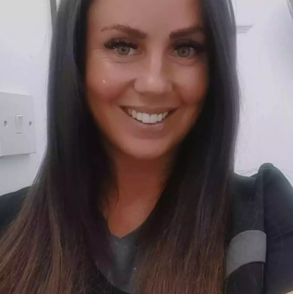 12 Le père de la femme décédée par son lit fait une déclaration choquante après les incidents