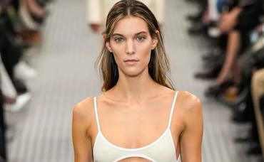 Charlotte Cardin arbore une robe en satin très, très courte lors de ce gala prestigieux 3 Charlotte Cardin arbore une robe en satin très, très courte lors de ce gala prestigieux 4 Charlotte Cardin arbore une robe en satin très, très courte lors de ce gala prestigieux