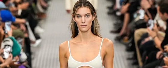 Charlotte Cardin arbore une robe en satin très, très courte lors de ce gala prestigieux 1 Charlotte Cardin arbore une robe en satin très, très courte lors de ce gala prestigieux 4 Charlotte Cardin arbore une robe en satin très, très courte lors de ce gala prestigieux
