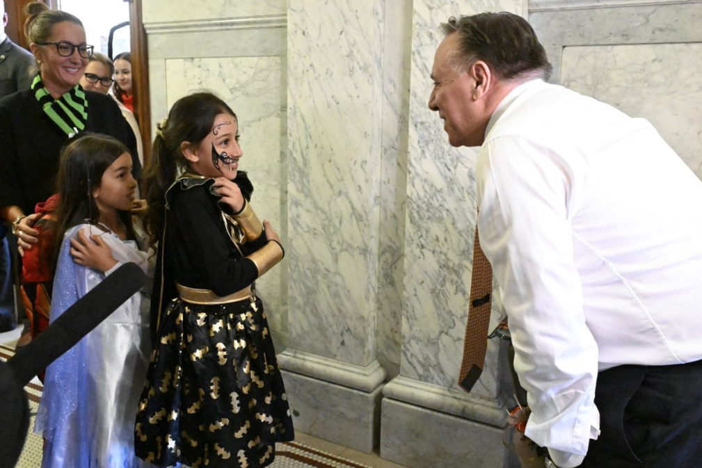 Capture decran 2024 11 02 142515 Énorme incident embarrassant alors que François Legault distribue des bonbons aux enfants