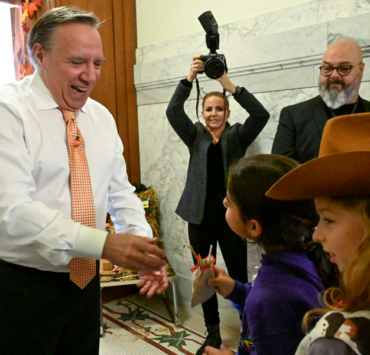 Capture decran 2024 11 02 142537 Énorme incident embarrassant alors que François Legault distribue des bonbons aux enfants