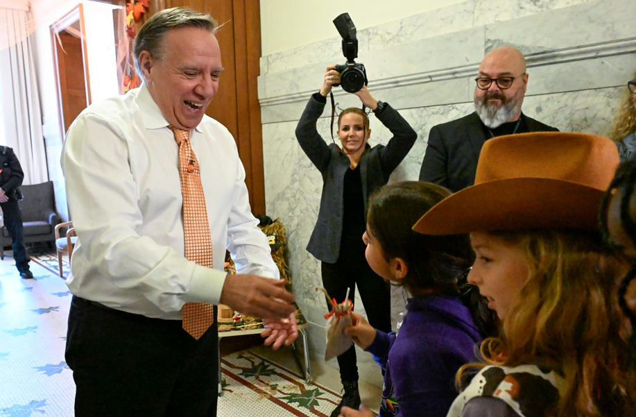 Énorme incident embarrassant alors que François Legault distribue des bonbons aux enfants 1 Énorme incident embarrassant alors que François Legault distribue des bonbons aux enfants Capture decran 2024 11 02 142537 Énorme incident embarrassant alors que François Legault distribue des bonbons aux enfants