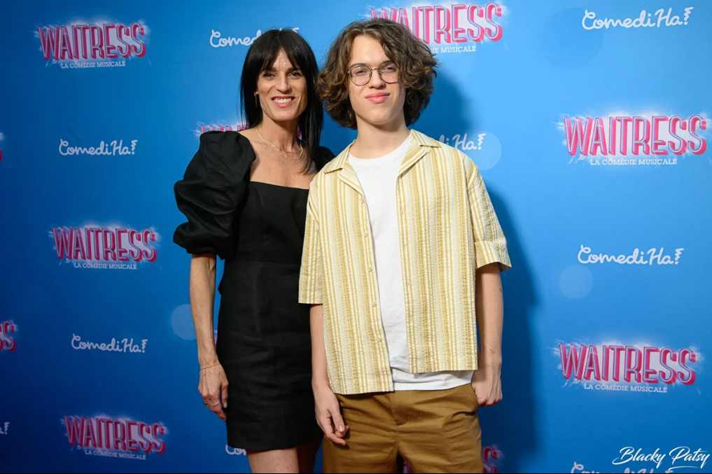 Capture decran 2024 11 03 111323 Le fils de 16 ans de Stéphane Rousseau fait une rare apparition publique avec sa mère