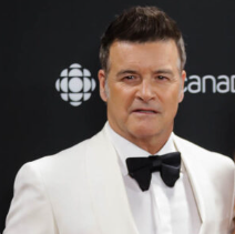 Roch Voisine défile avec son invitée sur le tapis rouge et les réactions sont nombreuses 1 Roch Voisine défile avec son invitée sur le tapis rouge et les réactions sont nombreuses Capture decran 2024 11 04 104724 1 e1730739025886 Roch Voisine défile avec son invitée sur le tapis rouge et les réactions sont nombreuses