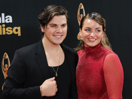 Voici les 10 couples qui ont captivé tous les regards sur le tapis rouge de l’ADISQ 2024 1 Voici les 10 couples qui ont captivé tous les regards sur le tapis rouge de l’ADISQ 2024 Capture decran 2024 11 04 104847 e1730735956767 Voici les 10 couples qui ont captivé tous les regards sur le tapis rouge de l’ADISQ 2024