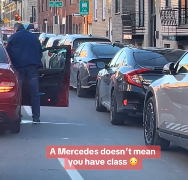 Un homme sort d'une voiture pour faire ses besoins en plein jour à Montréal 3 Un homme sort d'une voiture pour faire ses besoins en plein jour à Montréal Capture decran 2024 11 19 143456 Un homme sort d'une voiture pour faire ses besoins en plein jour à Montréal