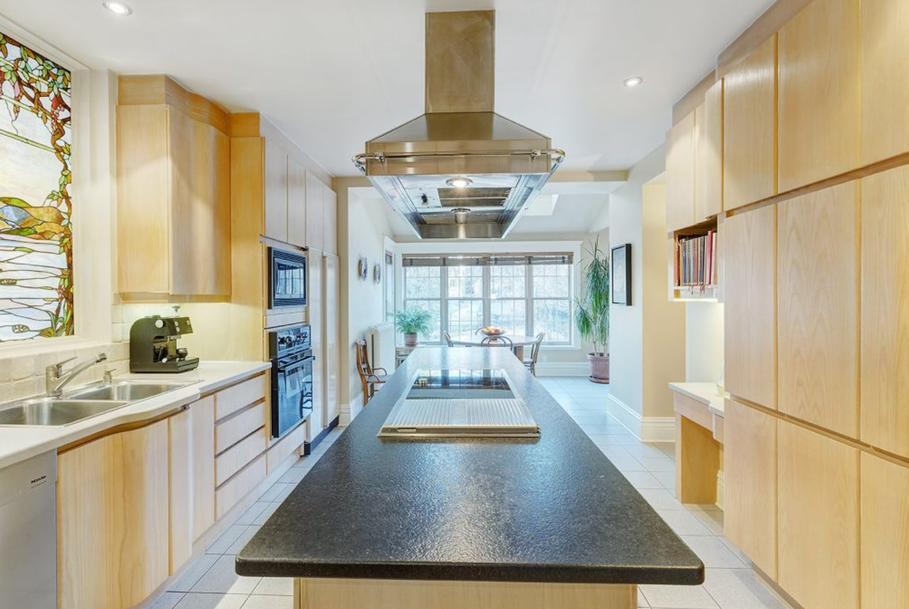 Capture decran 2024 11 25 122359 Explorez l'opulente demeure de 3 000 000$ où vivait Michel Côté à Outremont