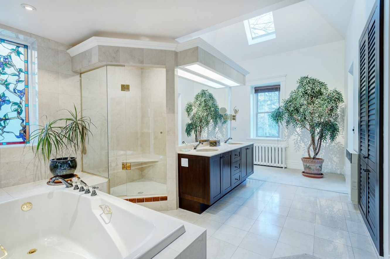 Capture decran 2024 11 25 122427 Explorez l'opulente demeure de 3 000 000$ où vivait Michel Côté à Outremont