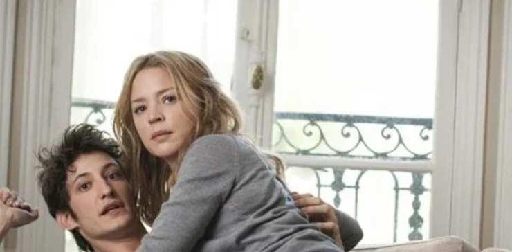 Capture decran 2024 11 28 123754 e1732815702794 Virginie Efira (46 ans) dévoile des détails sur cette scène intime avec Pierre Niney : « Pendant la scène d'amour avec lui, j'étais… »