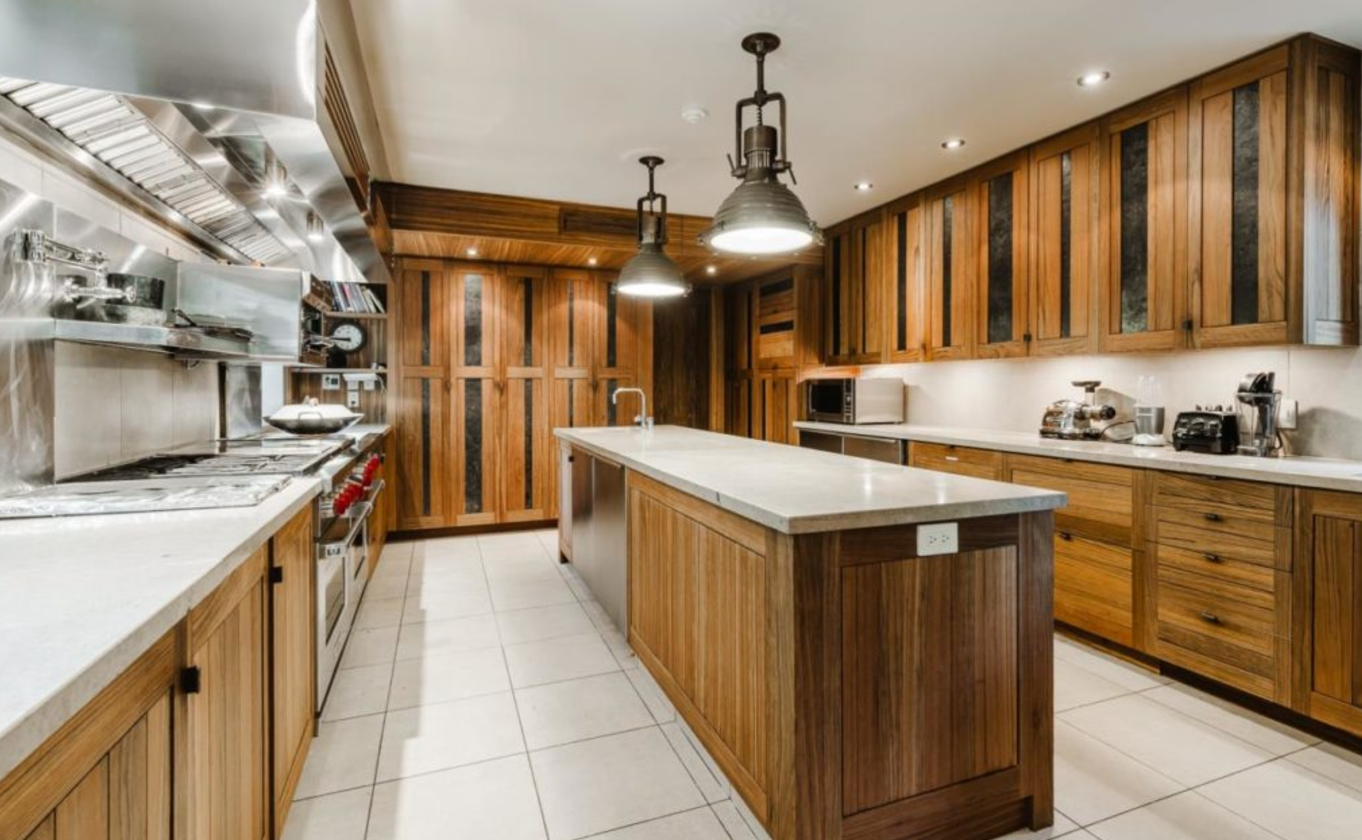 Guy Laliberté ne trouve pas d'acheteur pour son immense maison de 13 000 000$ à Montréal et réduit le prix 5 Guy Laliberté ne trouve pas d'acheteur pour son immense maison de 13 000 000$ à Montréal et réduit le prix Capture decran 2024 11 28 140548 Guy Laliberté ne trouve pas d'acheteur pour son immense maison de 13 000 000$ à Montréal et réduit le prix