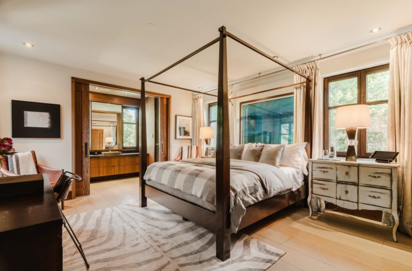 Guy Laliberté ne trouve pas d'acheteur pour son immense maison de 13 000 000$ à Montréal et réduit le prix 10 Guy Laliberté ne trouve pas d'acheteur pour son immense maison de 13 000 000$ à Montréal et réduit le prix Capture decran 2024 11 28 140652 Guy Laliberté ne trouve pas d'acheteur pour son immense maison de 13 000 000$ à Montréal et réduit le prix