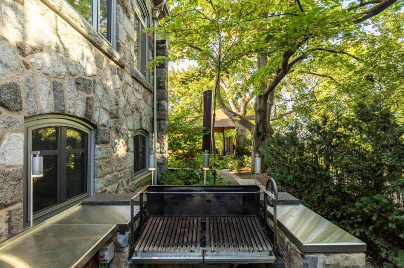 Guy Laliberté ne trouve pas d'acheteur pour son immense maison de 13 000 000$ à Montréal et réduit le prix 14 Guy Laliberté ne trouve pas d'acheteur pour son immense maison de 13 000 000$ à Montréal et réduit le prix Capture decran 2024 11 28 140855 Guy Laliberté ne trouve pas d'acheteur pour son immense maison de 13 000 000$ à Montréal et réduit le prix