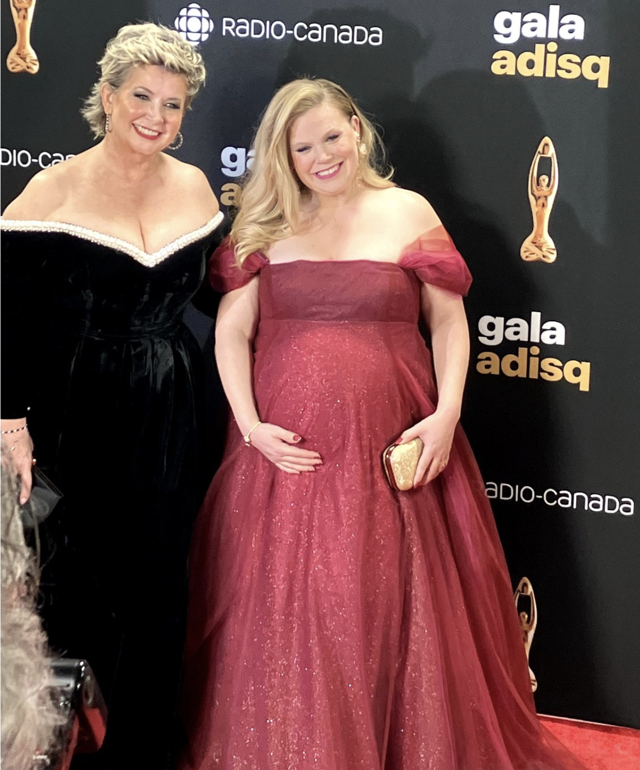 Nathalie Simard fait sensation avec sa fille enceinte sur le tapis rouge : les réactions sont nombreuses 2 Nathalie Simard fait sensation avec sa fille enceinte sur le tapis rouge : les réactions sont nombreuses Capture decran le 2024 11 04 a 09.51.46 Nathalie Simard fait sensation avec sa fille enceinte sur le tapis rouge : les réactions sont nombreuses