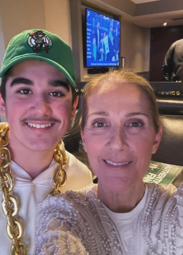 Capture decran 2024 12 01 124529 Explorez Nelson Angélil à travers 10 clichés de son quotidien