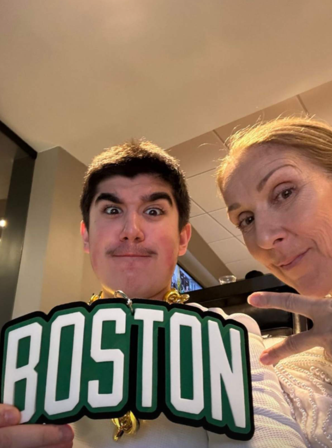 Capture decran 2024 12 01 124602 Explorez Nelson Angélil à travers 10 clichés de son quotidien