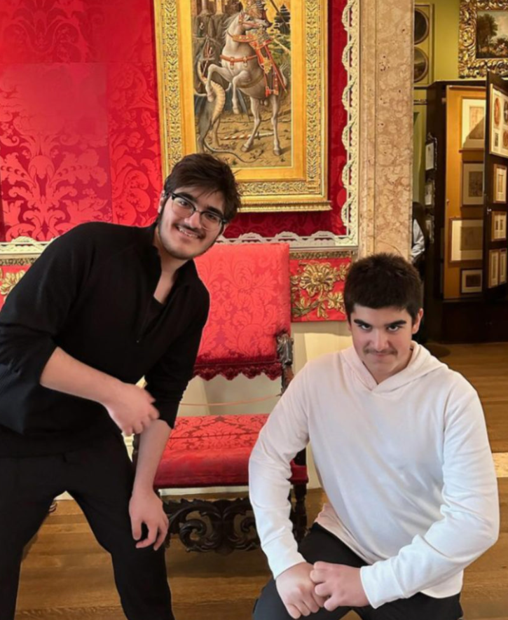 Capture decran 2024 12 01 124611 Explorez Nelson Angélil à travers 10 clichés de son quotidien