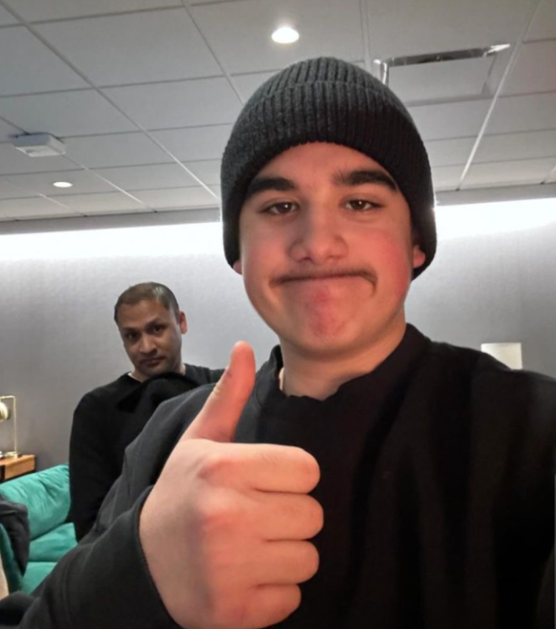 Capture decran 2024 12 01 124617 Explorez Nelson Angélil à travers 10 clichés de son quotidien