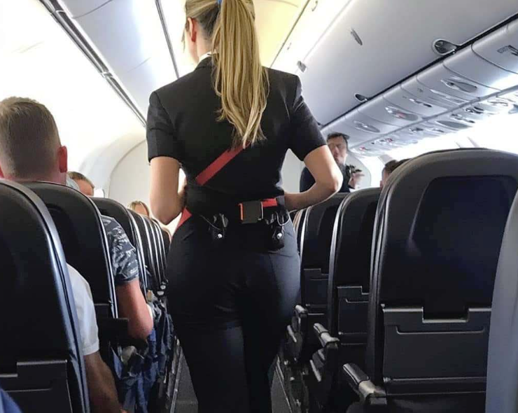 Capture decran 2024 12 02 115640 e1733192482430 L'hôtesse de l'air a un message: "Restez après l'atterrissage, le pilote veut vous voir"