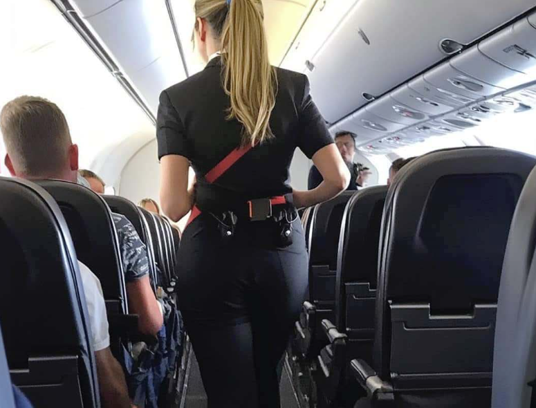 L'hôtesse de l'air a un message: "Restez après l'atterrissage, le pilote veut vous voir" 1 L'hôtesse de l'air a un message: "Restez après l'atterrissage, le pilote veut vous voir" Capture decran 2024 12 02 115640 e1733192482430 L'hôtesse de l'air a un message: "Restez après l'atterrissage, le pilote veut vous voir"