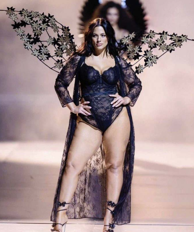 Capture decran 2024 12 03 095122 Ashley Graham illumine la scène lors de son retour au défilé de mode