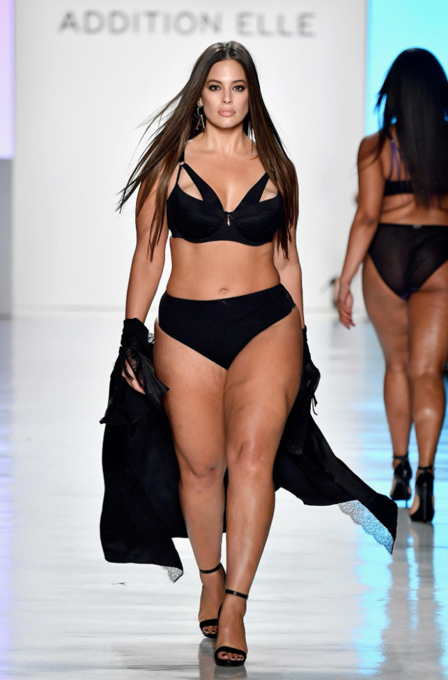 Capture decran 2024 12 03 095332 Ashley Graham illumine la scène lors de son retour au défilé de mode