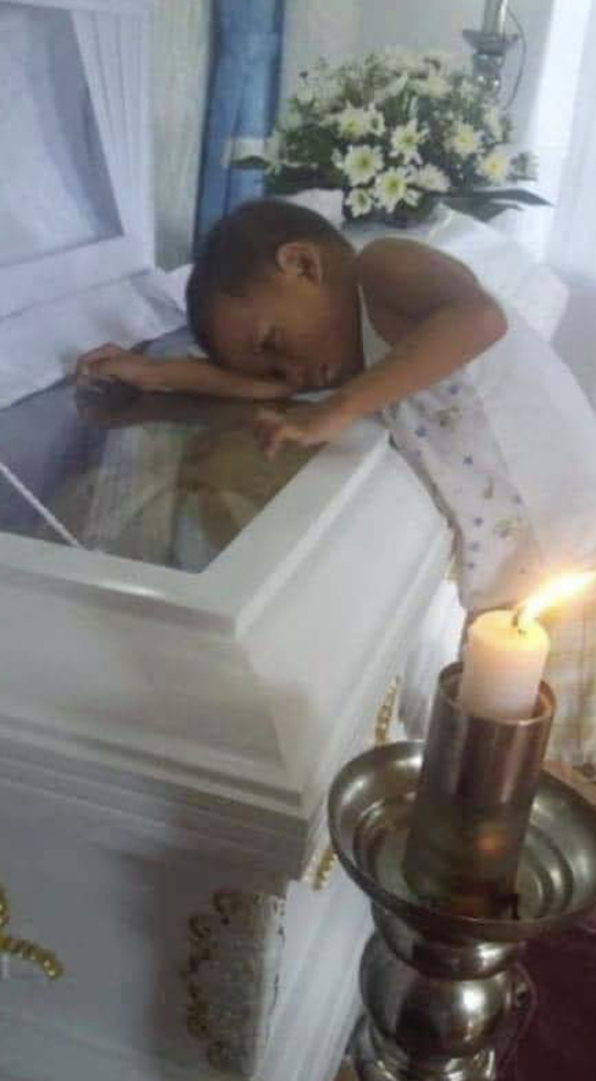 Un petit garçon étreint le cercueil de sa mère dans un geste déchirant 2 Un petit garçon étreint le cercueil de sa mère dans un geste déchirant Capture decran 2024 12 05 150437 Un petit garçon étreint le cercueil de sa mère dans un geste déchirant