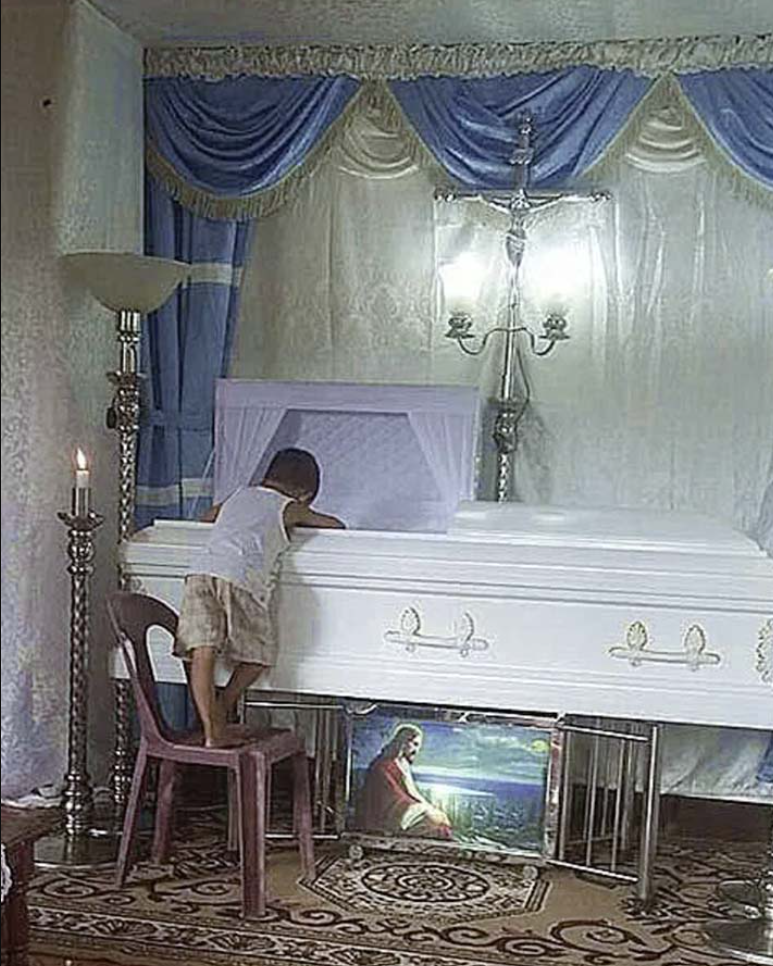 Un petit garçon étreint le cercueil de sa mère dans un geste déchirant 3 Un petit garçon étreint le cercueil de sa mère dans un geste déchirant Capture decran 2024 12 05 150445 Un petit garçon étreint le cercueil de sa mère dans un geste déchirant