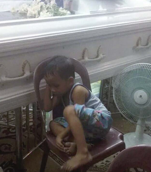 Capture decran 2024 12 05 150503 Un petit garçon étreint le cercueil de sa mère dans un geste déchirant