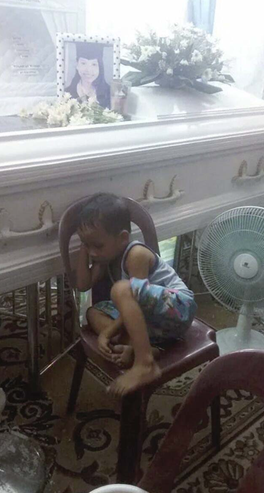 Un petit garçon étreint le cercueil de sa mère dans un geste déchirant 4 Un petit garçon étreint le cercueil de sa mère dans un geste déchirant Capture decran 2024 12 05 150503 Un petit garçon étreint le cercueil de sa mère dans un geste déchirant