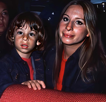 Découvrez l'Incroyable Transformation du Fils de Barbra Streisand en un Homme Accompli 4 Découvrez l'Incroyable Transformation du Fils de Barbra Streisand en un Homme Accompli Capture decran 2024 12 09 093618 Découvrez l'Incroyable Transformation du Fils de Barbra Streisand en un Homme Accompli