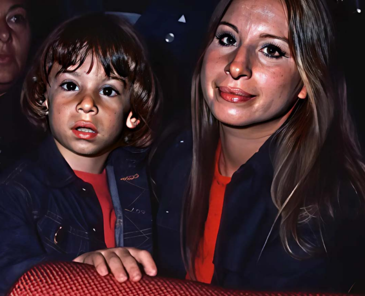 Capture decran 2024 12 09 093618 Découvrez l'Incroyable Transformation du Fils de Barbra Streisand en un Homme Accompli