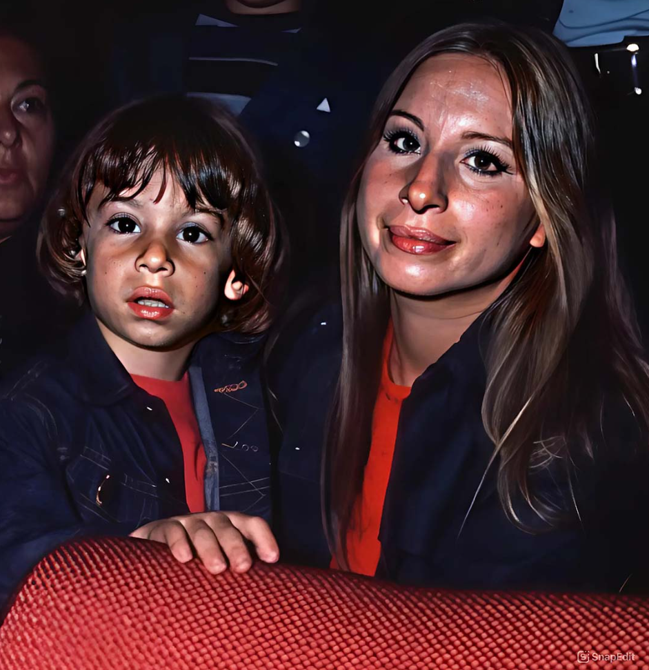 Découvrez l'Incroyable Transformation du Fils de Barbra Streisand en un Homme Accompli 1 Découvrez l'Incroyable Transformation du Fils de Barbra Streisand en un Homme Accompli Capture decran 2024 12 09 093618 Découvrez l'Incroyable Transformation du Fils de Barbra Streisand en un Homme Accompli