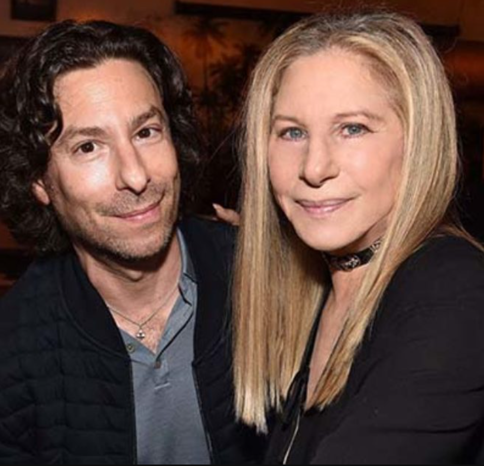Découvrez l'Incroyable Transformation du Fils de Barbra Streisand en un Homme Accompli 2 Découvrez l'Incroyable Transformation du Fils de Barbra Streisand en un Homme Accompli Capture decran 2024 12 09 093749 Découvrez l'Incroyable Transformation du Fils de Barbra Streisand en un Homme Accompli
