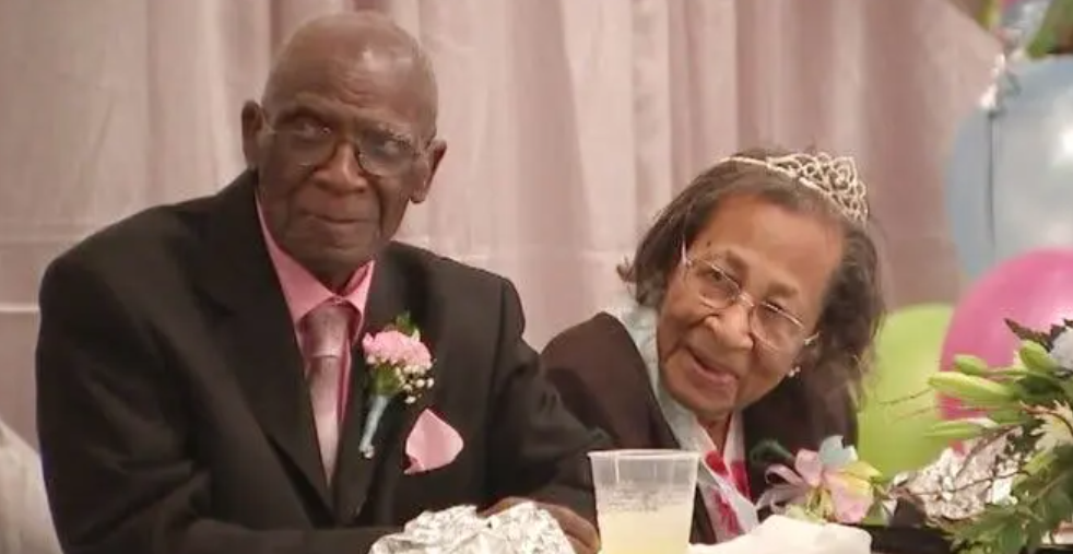 À 103 et 100 Ans, Ils Célèbrent 82 Ans de Mariage et Partagent Leur Secret 3 À 103 et 100 Ans, Ils Célèbrent 82 Ans de Mariage et Partagent Leur Secret Capture decran 2024 12 09 161755 À 103 et 100 Ans, Ils Célèbrent 82 Ans de Mariage et Partagent Leur Secret