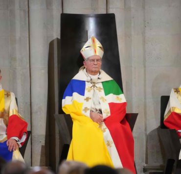 Capture decran 2024 12 10 083342 L'Archevêque de Paris Provoque Hilares Réactions avec sa Tenue Colorée Lors de la Réouverture de Notre-Dame