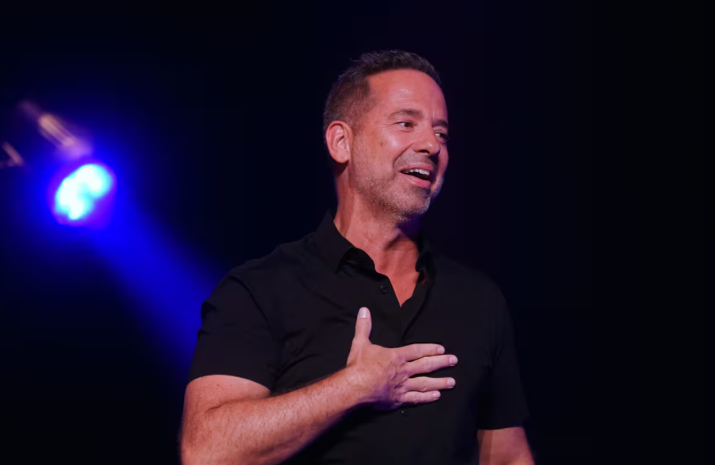 Capture decran 2024 12 17 150104 Cet humoriste remplacera Sébastien Benoît, Isabelle Racicot et José Gaudet à l'émission du retour à la maison de Rythme