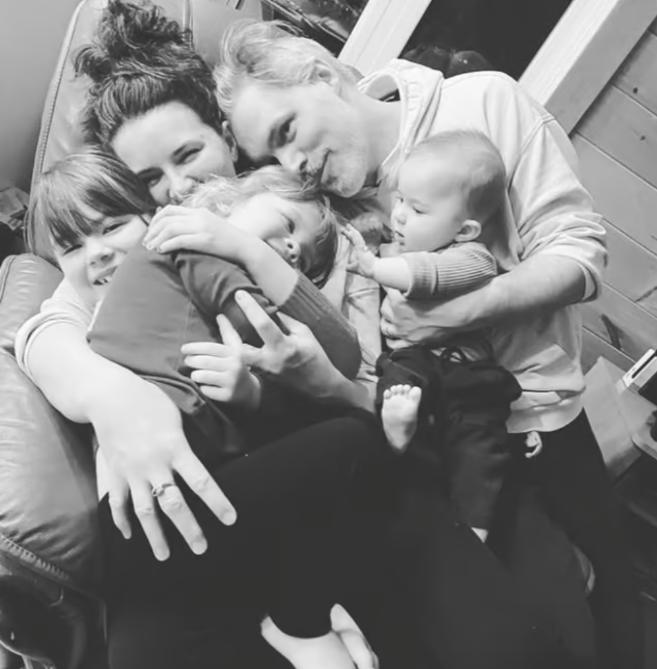 Jean-François Breau révèle un douloureux souvenir familial a freiné leur désir de célébrer Noël à Marie-Ève et lui 2 Jean-François Breau révèle un douloureux souvenir familial a freiné leur désir de célébrer Noël à Marie-Ève et lui Capture decran 2024 12 21 134004 Jean-François Breau révèle un douloureux souvenir familial a freiné leur désir de célébrer Noël à Marie-Ève et lui