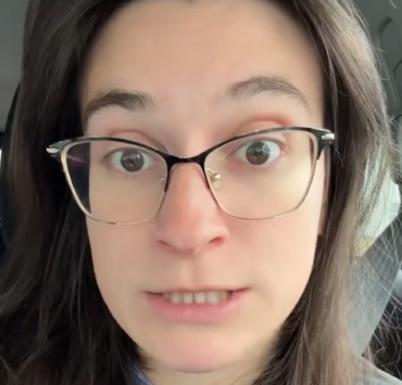 Une maman refuse de s'essuyer et est indignée que les gens trouvent qu'elle sent mauvais 2 Une maman refuse de s'essuyer et est indignée que les gens trouvent qu'elle sent mauvais Capture decran 2024 12 23 133649 e1734979283592 Une maman refuse de s'essuyer et est indignée que les gens trouvent qu'elle sent mauvais