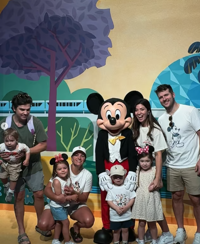 Ludovick Bourgeois publie une photo de Noël attendrissante avec sa famille 2 Ludovick Bourgeois publie une photo de Noël attendrissante avec sa famille Capture decran 2024 12 29 195759 Ludovick Bourgeois publie une photo de Noël attendrissante avec sa famille