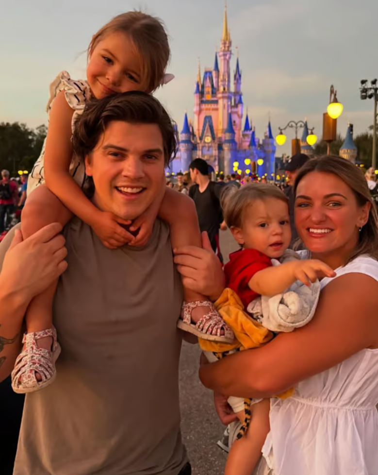 Ludovick Bourgeois publie une photo de Noël attendrissante avec sa famille 5 Ludovick Bourgeois publie une photo de Noël attendrissante avec sa famille Capture decran 2024 12 29 195846 Ludovick Bourgeois publie une photo de Noël attendrissante avec sa famille