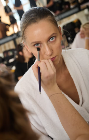 Capture decran 2024 12 31 121501 Voici la pire erreur maquillage qui nous fait paraître plus vieilles