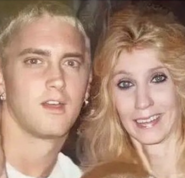 Capture decran le 2024 12 03 a 12.57.34 e1733248717577 Eminem en deuil : sa mère Debbie Nelson est morte à 69 ans