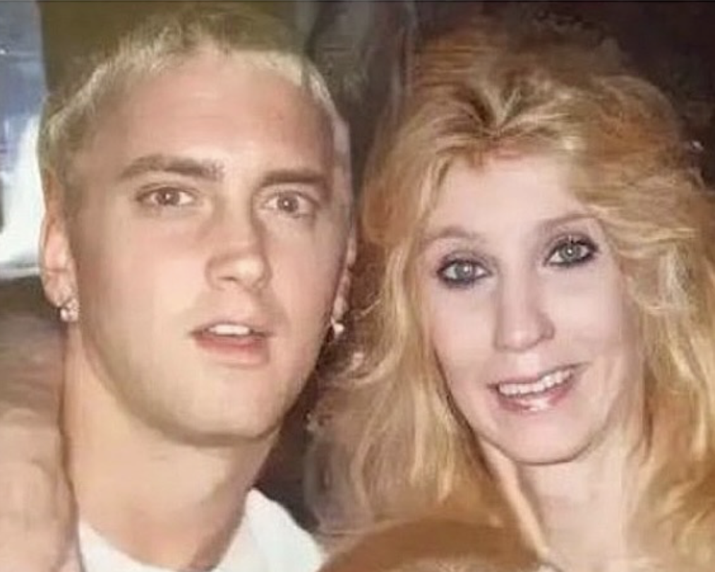 Eminem en deuil : sa mère Debbie Nelson est morte à 69 ans 1 Eminem en deuil : sa mère Debbie Nelson est morte à 69 ans Capture decran le 2024 12 03 a 12.57.34 e1733248717577 Eminem en deuil : sa mère Debbie Nelson est morte à 69 ans