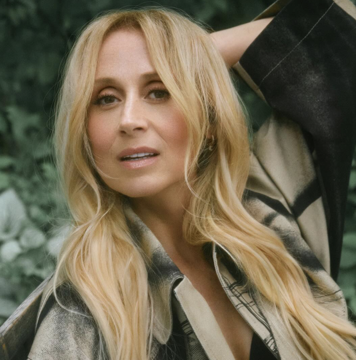 Lara Fabian fait sensation avec un haut avant-gardiste pour 2025 1 Lara Fabian fait sensation avec un haut avant-gardiste pour 2025 Capture decran le 2024 12 12 a 12.47.27 Lara Fabian fait sensation avec un haut avant-gardiste pour 2025