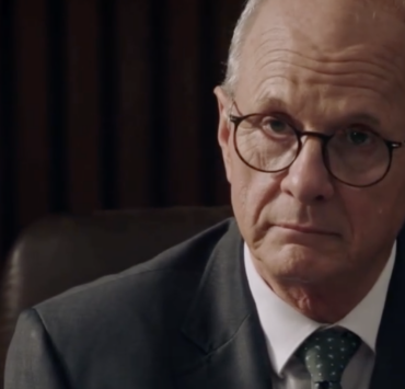 Capture decran le 2024 12 19 a 09.58.40 e1734620389318 Clin d'œil à Paul Houde : une scène touchante dans "Indéfendable"