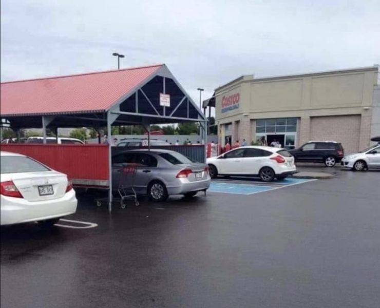 costco voiture Une voiture stationnée dans un abri à chariots chez Costco : ça fait réagir!