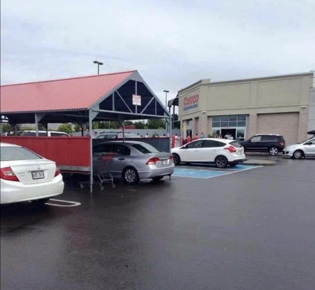 Une voiture stationnée dans un abri à chariots chez Costco : ça fait réagir! 1 Une voiture stationnée dans un abri à chariots chez Costco : ça fait réagir! costco voiture Une voiture stationnée dans un abri à chariots chez Costco : ça fait réagir!